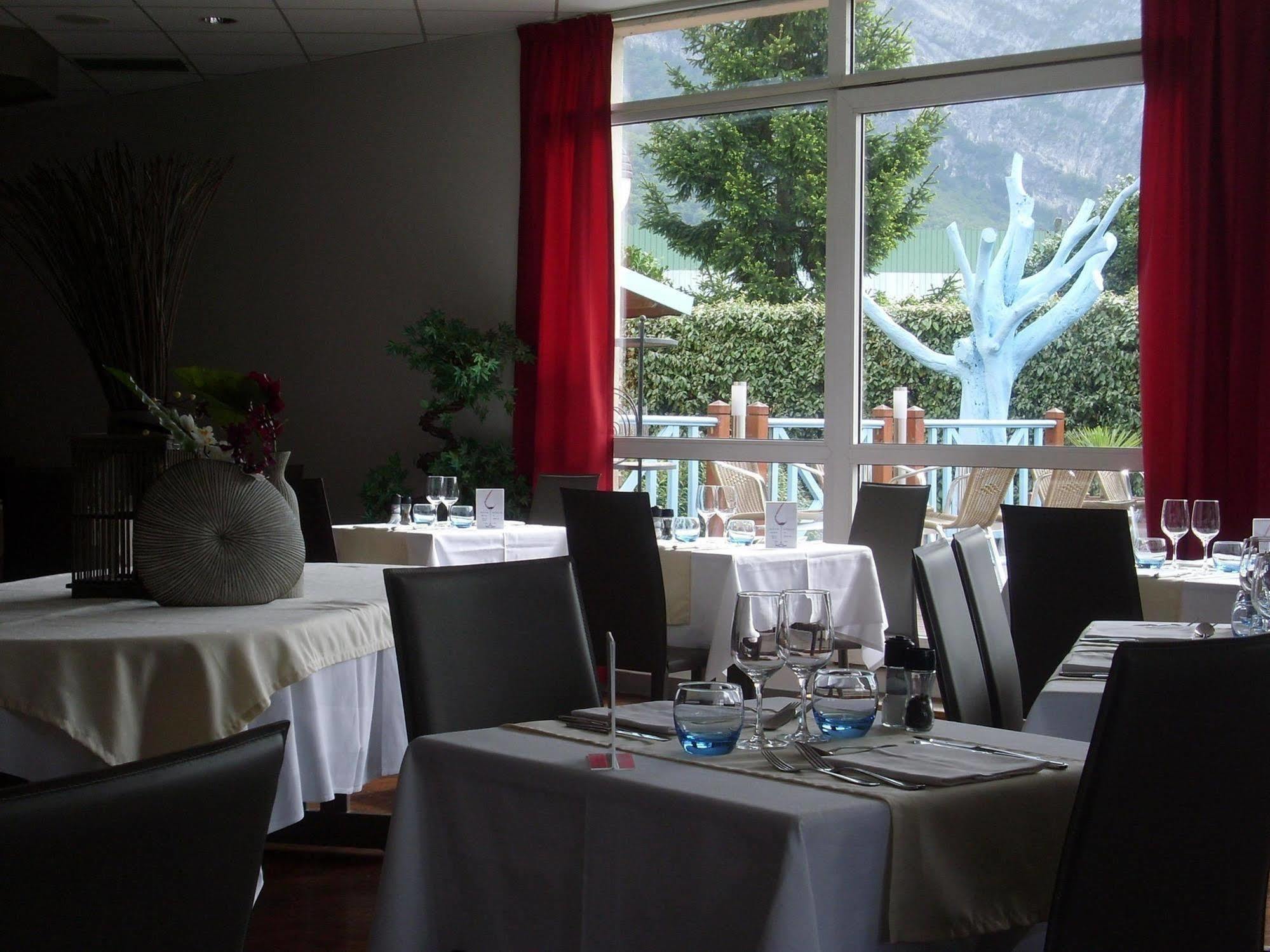 Hotel Le Neron - Logis Fontanil-Cornillon Экстерьер фото